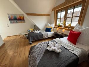 a hotel room with two beds and a window at NÜ05-BP - Apartment für Firmen in Zirndorf +8 photos