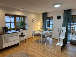 a kitchen and living room with a table and chairs at NÜ05-BP - Apartment für Firmen in Zirndorf