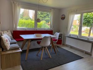 Posezení v ubytování Ferienhaus mit Sauna und großem Garten, Hunde willkommen + 17 fotografií