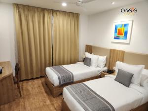 Postel nebo postele na pokoji v ubytování Oasis Suites