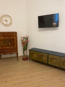 Televízia a/alebo spoločenská miestnosť v ubytovaní Pecciolo Port Apartaments
