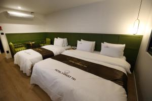 Postel nebo postele na pokoji v ubytování Forest 701 Hotel