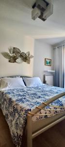 a bedroom with a bed with butterflies on the wall at La Casa al Mare di Rossella in Cavallino-Treporti