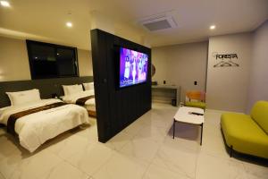 TV a/nebo společenská místnost v ubytování Forest 701 Hotel