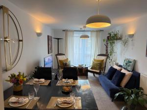 伦敦Lombok Apartment near Old Street,Islington,Angel的客厅里有一张蓝色的沙发和一张桌子