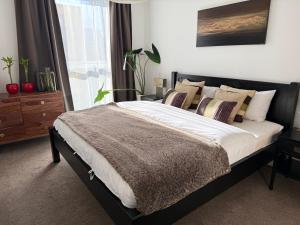 伦敦Lombok Apartment near Old Street,Islington,Angel的卧室里有一张床，床单和枕头都是白色的