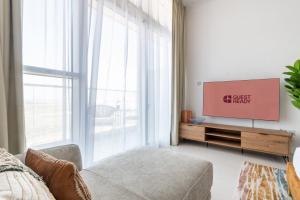 TV a/nebo společenská místnost v ubytování GuestReady - Elegant retreat at Damac Hills + 22 fotografií
