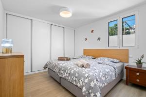 ein Schlafzimmer mit einem Bett mit zwei Kissen darauf in der Unterkunft Casa do Cabeco in Vila Baleira