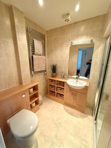 Phòng tắm tại Lake View Landings Cotswolds Water Park South Cerney