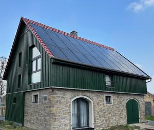 MalschwitzDer Welfenshof的屋顶装有太阳能电池板的房子