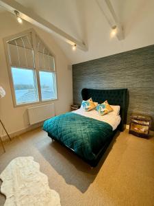 Giường trong phòng chung tại Lake View Landings Cotswolds Water Park South Cerney