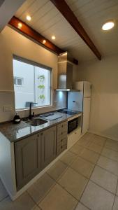 Dapur atau dapur kecil di HOME UNO ESPE a 2 cuadras de peatonal