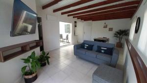 HOME UNO ESPE a 2 cuadras de peatonal的电视和/或娱乐中心