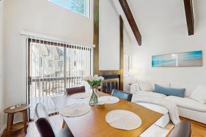 een woonkamer met een tafel en een bank bij The Sunny Saddle in Incline Village