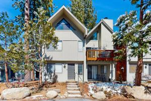 een huis met bomen ervoor bij The Sunny Saddle in Incline Village