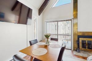 een eetkamer met een tafel en stoelen en een open haard bij The Sunny Saddle in Incline Village