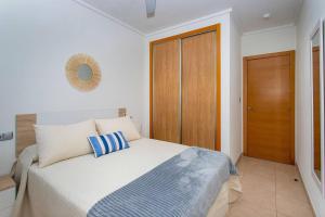 Кровать или кровати в номере Apartamento en Alicante cerca del aeropuerto +22 фотографии