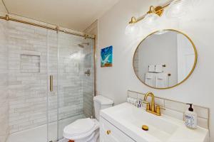 een badkamer met een toilet, een wastafel en een spiegel bij The Sunny Saddle in Incline Village +16 foto's