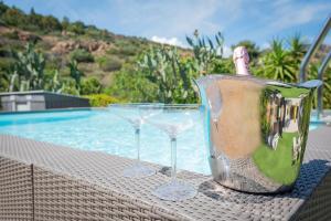Piscina de la sau aproape de Villa Tetty - Garden & private pool near the sea