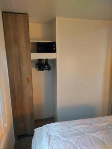 Posteľ alebo postele v izbe v ubytovaní Mobil-home Les Locs Danous