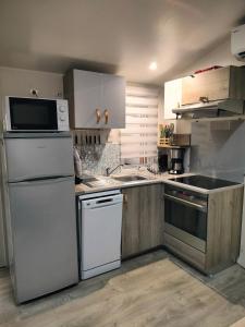 Kuchyňa alebo kuchynka v ubytovaní Mobil-home Les Locs Danous