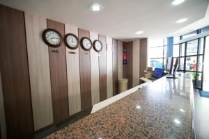 a row of clocks on a wall in an office at Hotel Dan Inn Sorocaba by Nacional Inn in Sorocaba +44 photos