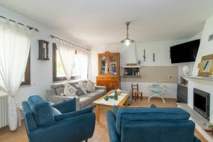 a living room with a couch and two chairs at Perla in Torpè