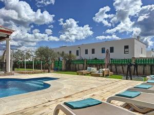 une terrasse avec des chaises longues et une piscine dans l'établissement Villa Tortugas, 5 min ibiza City, à Ibiza