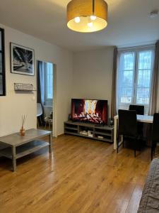 TV a/nebo společenská místnost v ubytování Logement au pied de la gare