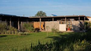 ein großes Gebäude mit einem Hof davor in der Unterkunft LA FERME DU MARAIS GIRARD (Villas) in Brétignolles-sur-Mer + 7 Fotos