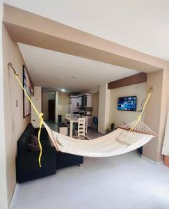 eine Hängematte, die von der Decke des Wohnzimmers hängt in der Unterkunft Comodidad y relax en Apartamento cerca del mar en Chichiriviche in Chichiriviche + 27 Fotos