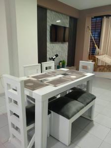 einen weißen Tisch und Stühle in einem Zimmer in der Unterkunft Comodidad y relax en Apartamento cerca del mar en Chichiriviche in Chichiriviche