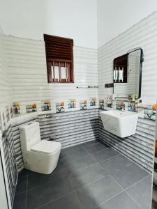 Ένα μπάνιο στο Villa J