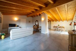 Una gran sala de estar con techo de madera. en Tesoro Nascosto-Franciacorta UP, en Adro