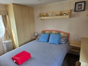 Ένα ή περισσότερα κρεβάτια σε δωμάτιο στο Homely 2 Bedrommed Mobile Home E1