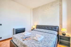 Un pat sau paturi într-o cameră la Esclusiva Vista Lago con Piscina e Parcheggio -Salò-