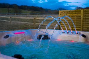 Πισίνα στο ή κοντά στο Starlight Lodge - 4 bedroom Barn with Hot Tub!