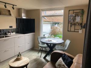 Una cocina con una mesa y sillas en una habitación. en T Dûnpantke, en Hollum 6 fotos más