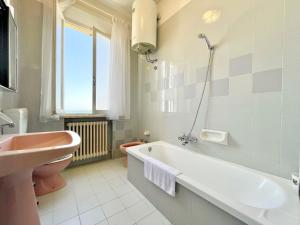 Un baño con bañera, inodoro y lavabo. en Dimora storica con accesso privato alla spiaggia - Villa Drei, en Rímini
