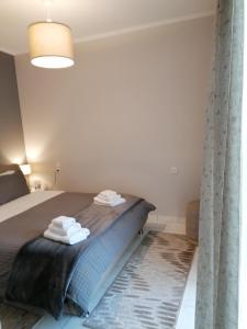 Una cama o camas en una habitación de ANNA'S HOME Ιωάννινα