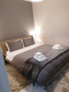 Una cama o camas en una habitación de ANNA'S HOME Ιωάννινα