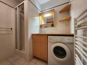 a laundry room with a washing machine and a shower at Appartement 3 pièces au centre de Samoëns avec garage, balcon et WIFI - FR-1-629-101 in Samoëns