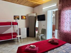 una camera con due letti a castello e un bagno di Marzamemi infinity Sun a Marzamemi