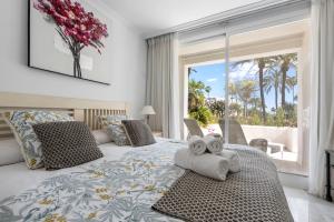 En eller flere senge i et værelse på Alcazaba Beach Apartment + 38 billeder