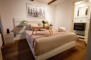 Un dormitorio con una cama con una mesa encima. en Beautiful DutchHouse Centrum, en Ámsterdam