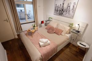 Un dormitorio pequeño con una cama con ventana. en Beautiful DutchHouse Centrum, en Ámsterdam