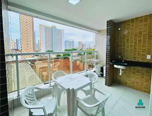 福塔莱萨Aquarius Residence的带桌椅的阳台，可欣赏美景