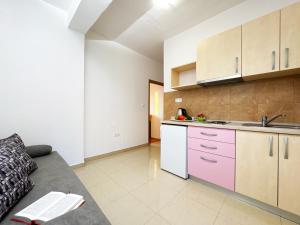 Kuchyň nebo kuchyňský kout v ubytování Apartments Kiro