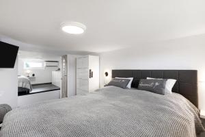 Giường trong phòng chung tại Happy-Nest