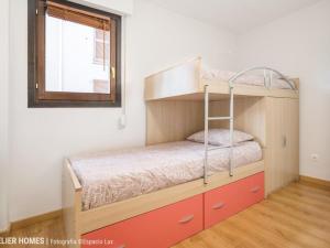 una litera en una habitación con ventana en Casa Arcangel, en Castiello de Jaca